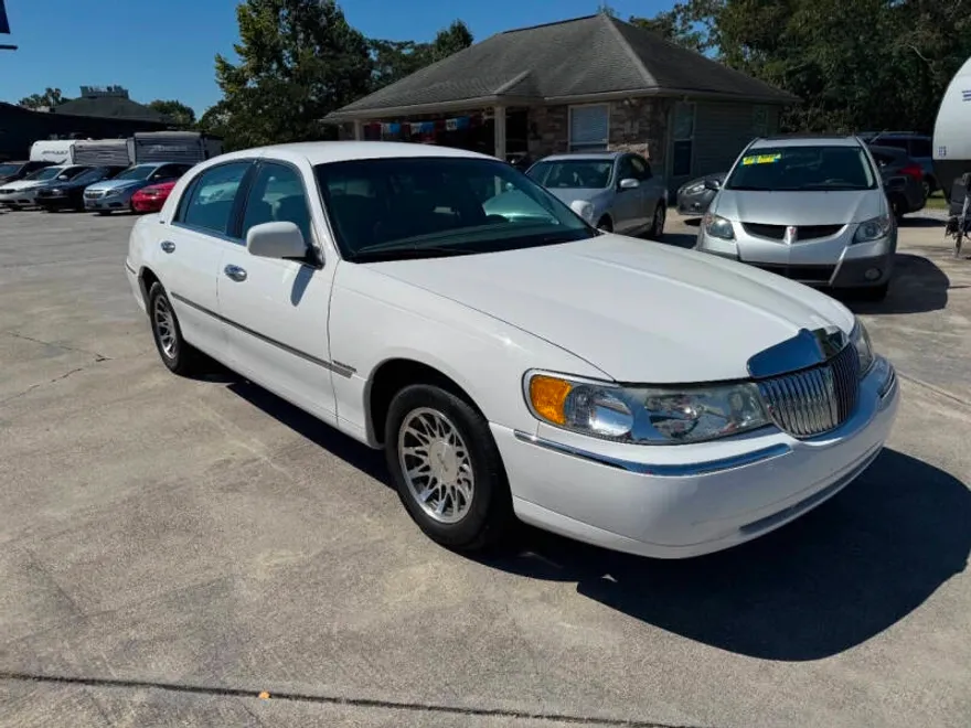 2000 Lincoln Town Car Signature photo 1