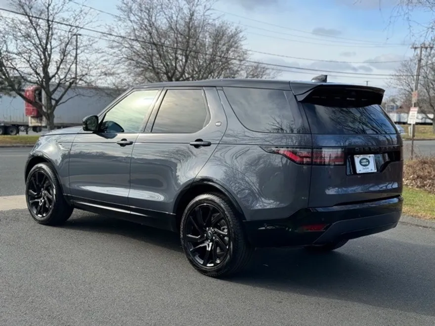 2024 Land Rover Discovery SE photo 1