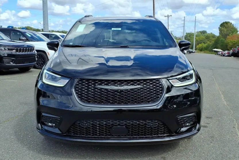 2026 Chrysler Pacifica Limited photo 1