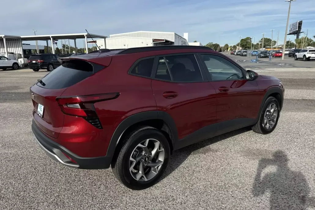 2024 Chevrolet Trax LT photo 1