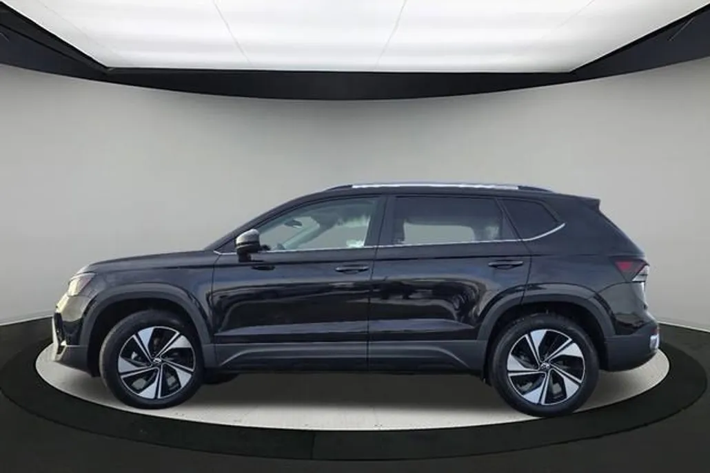2025 Volkswagen Taos SE photo 1