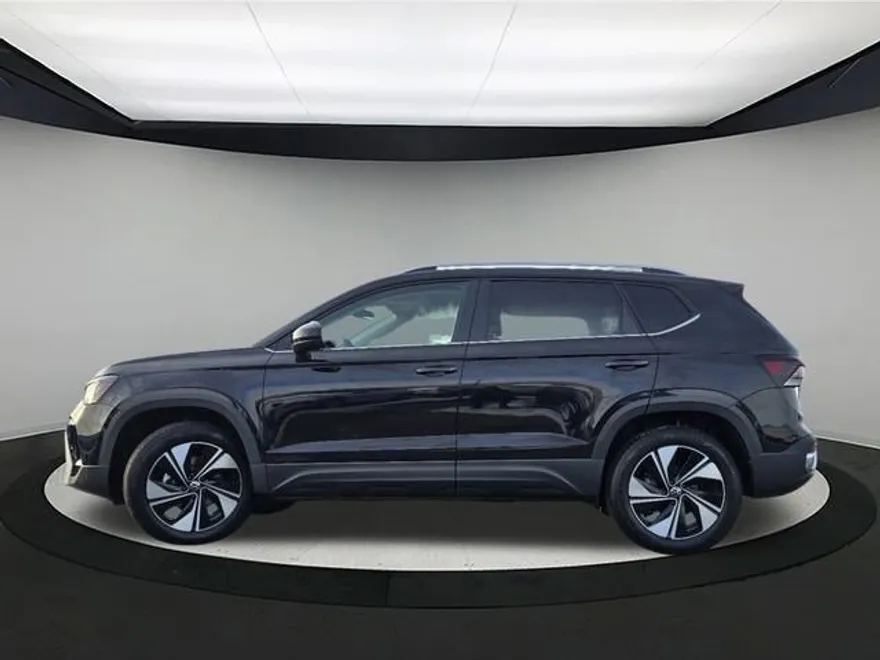 2025 Volkswagen Taos SE photo 1