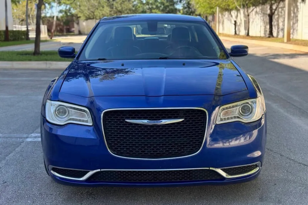 2019 Chrysler 300 Touring L photo 1