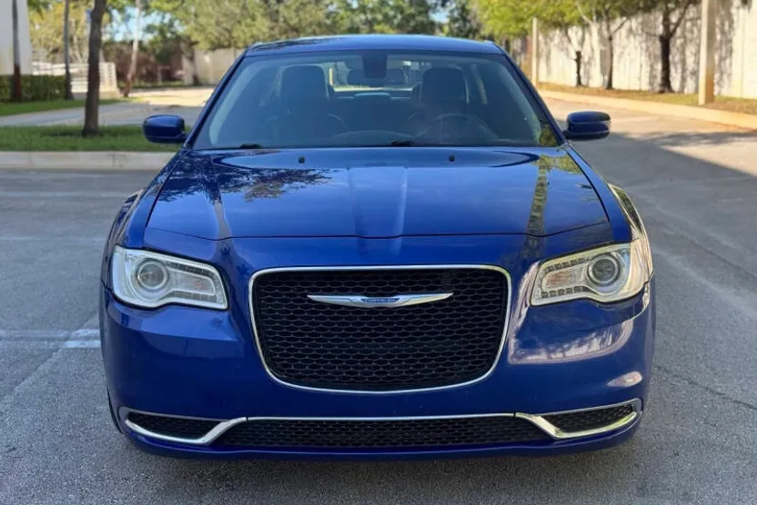 2019 Chrysler 300 Touring L photo 1