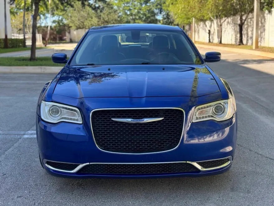 2019 Chrysler 300 Touring L photo 1