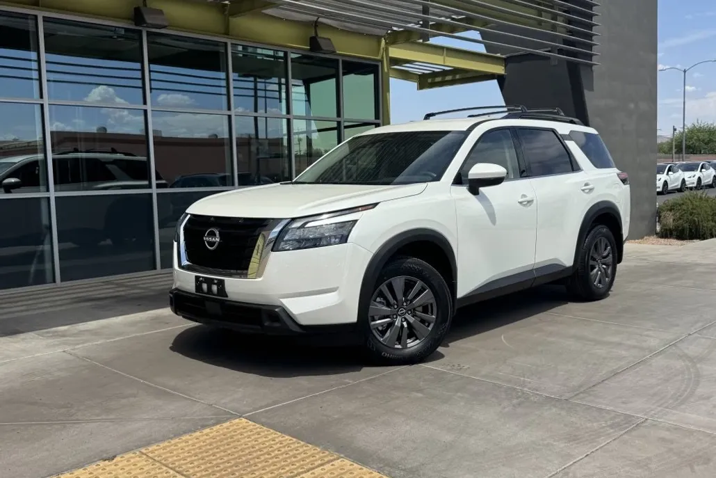 2024 Nissan Pathfinder SV photo 1
