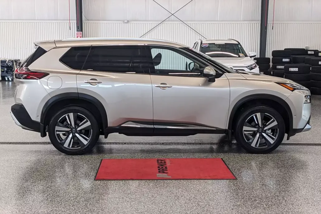 2022 Nissan Rogue Platinum photo 1