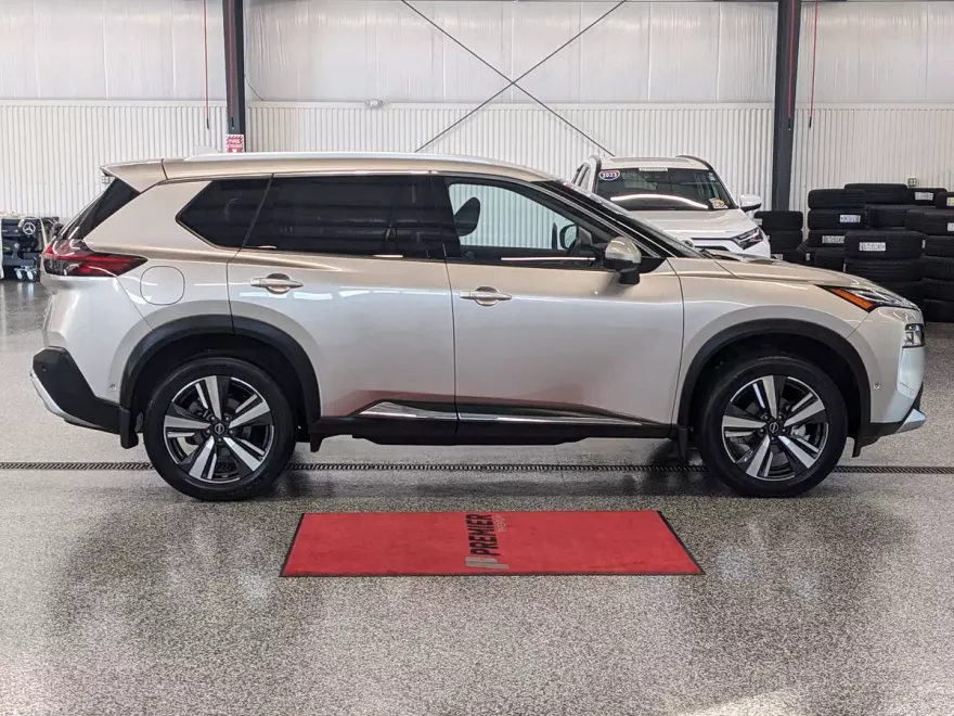 2022 Nissan Rogue Platinum photo 1