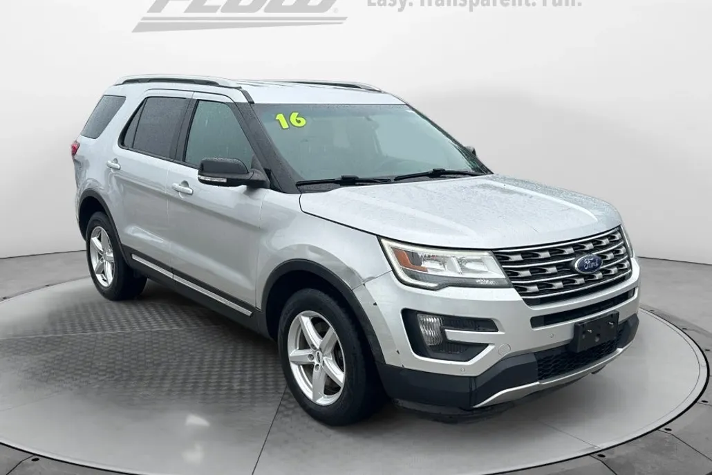 2016 Ford Explorer XLT photo 1