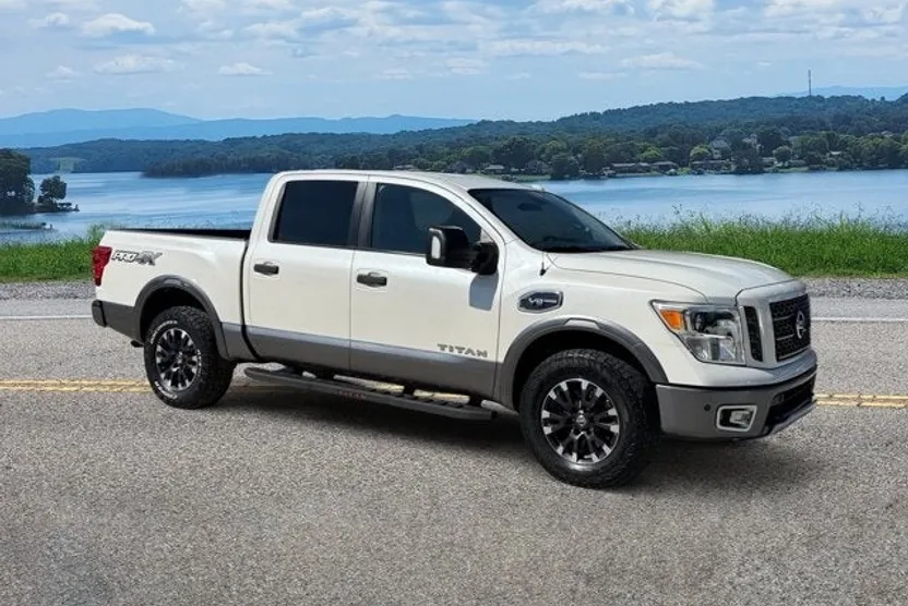 2017 Nissan Titan PRO-4X photo 1