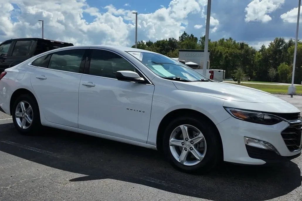 2024 Chevrolet Malibu 1LT photo 1