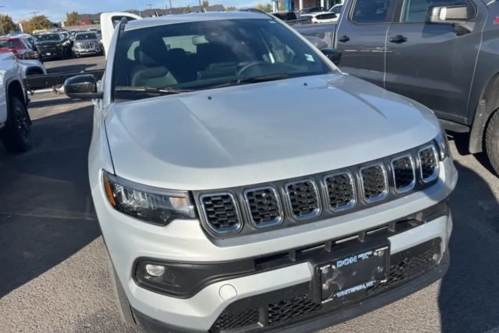 2024 Jeep Compass Latitude photo 1