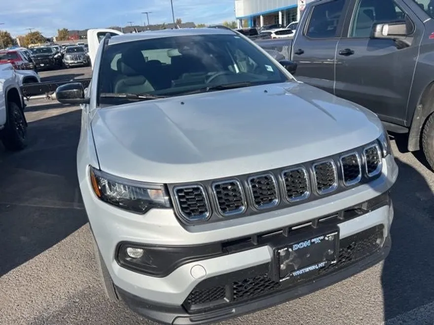 2024 Jeep Compass Latitude photo 1