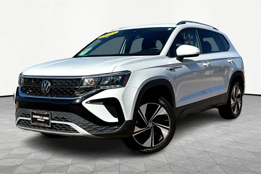 2023 Volkswagen Taos SE photo 1