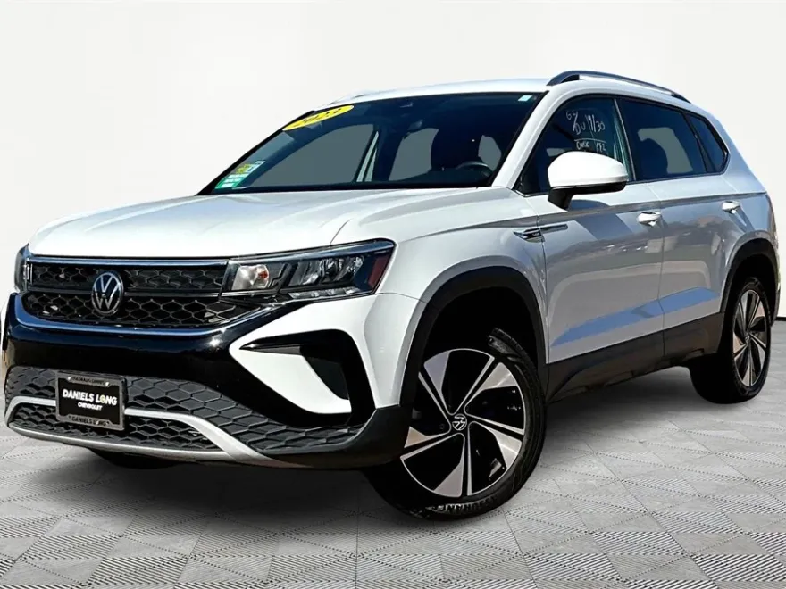 2023 Volkswagen Taos SE photo 1