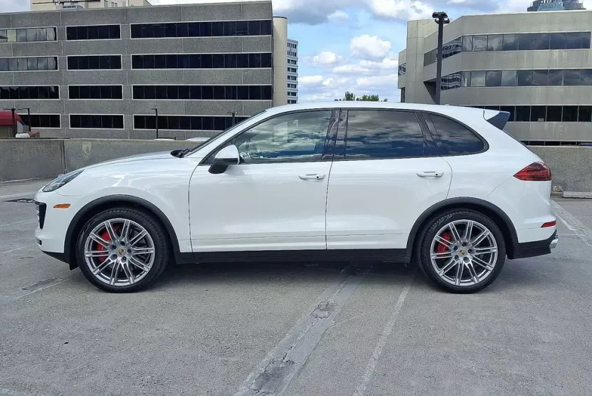 2016 Porsche Cayenne Turbo photo 1