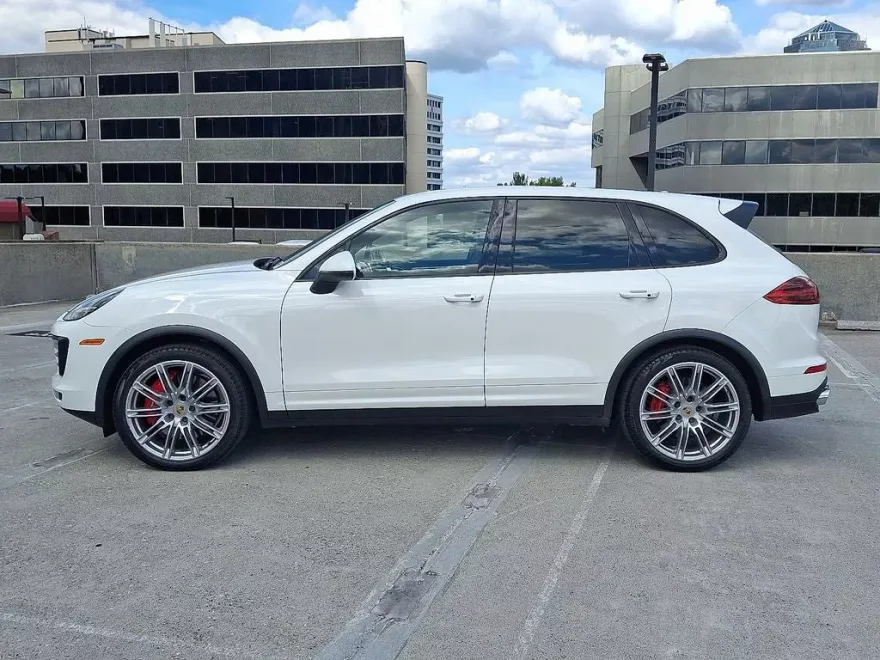 2016 Porsche Cayenne Turbo photo 1