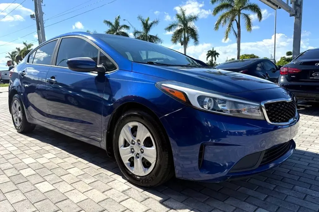 2017 Kia Forte LX Base photo 1