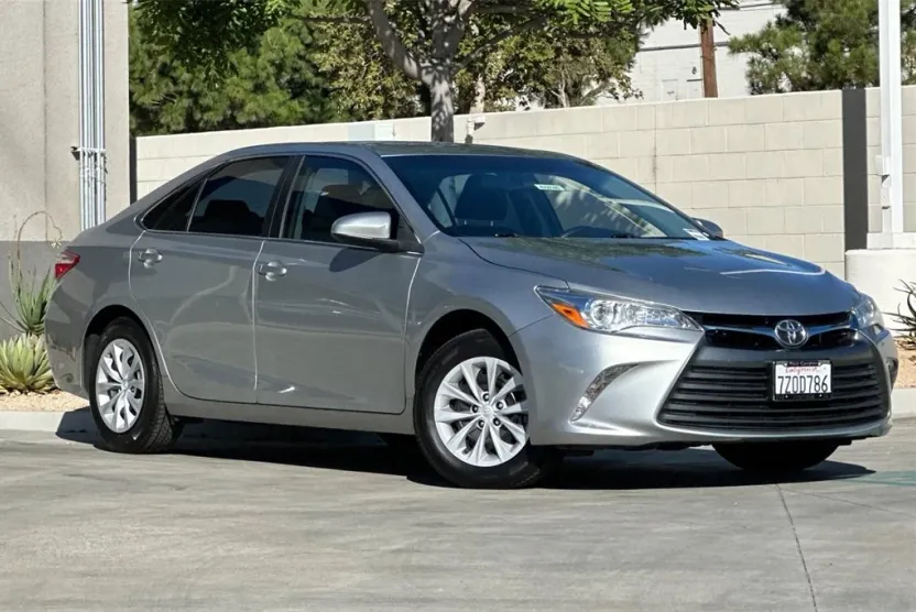 2017 Toyota Camry LE photo 1