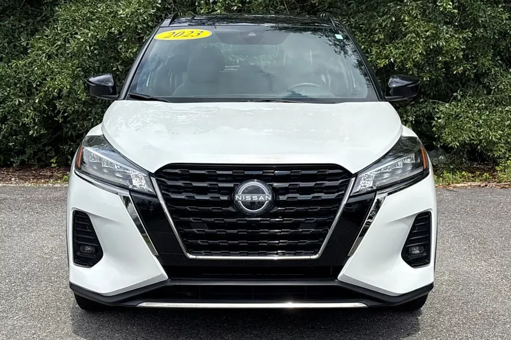 2023 Nissan Kicks SR photo 1