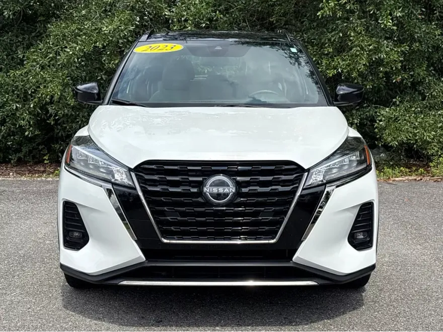 2023 Nissan Kicks SR photo 1