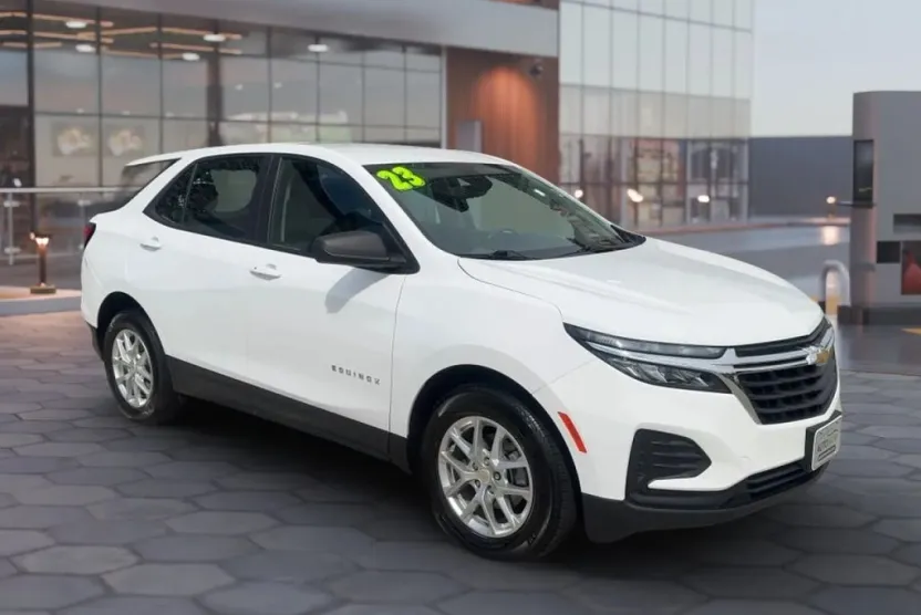 2023 Chevrolet Equinox LS photo 1