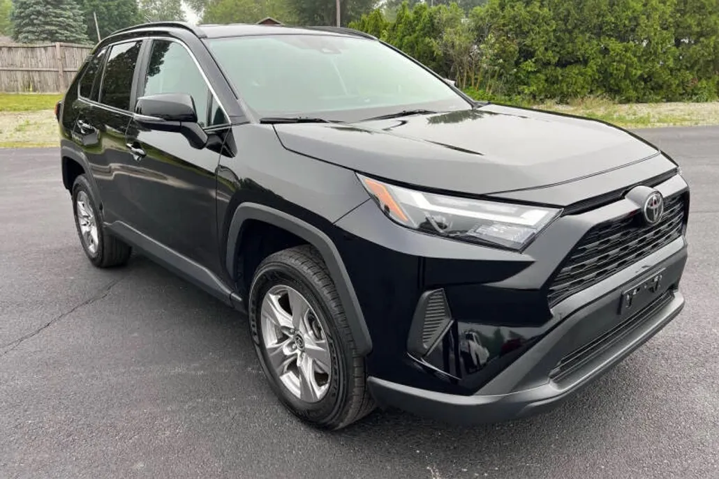 2022 Toyota RAV4 XLE photo 1