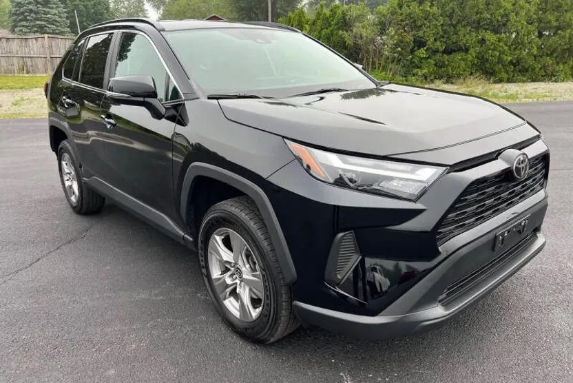 2022 Toyota RAV4 XLE photo 1