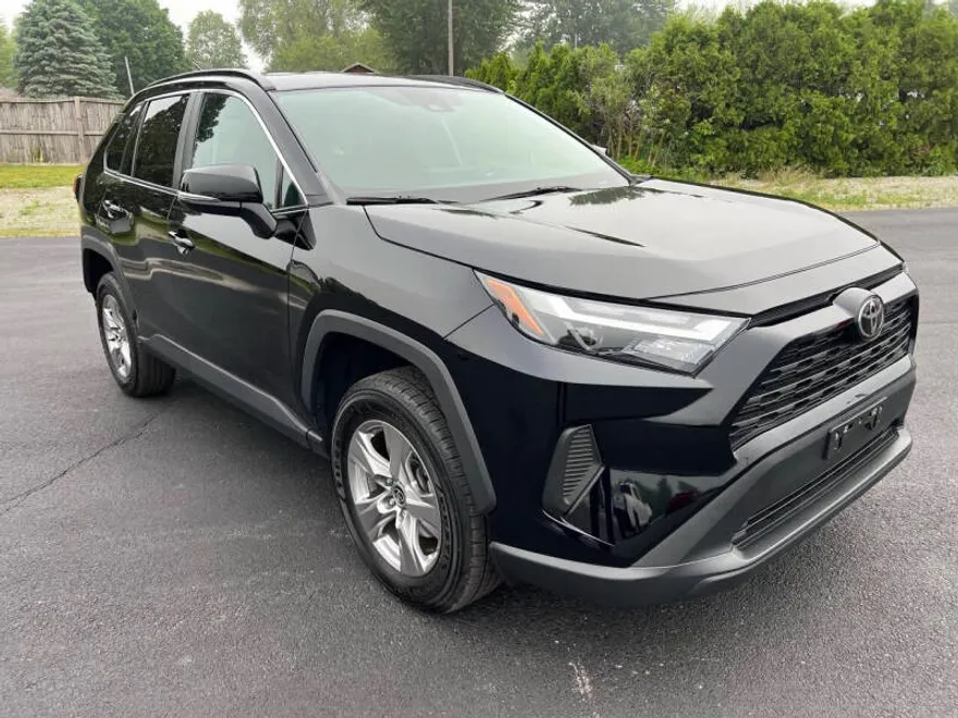 2022 Toyota RAV4 XLE photo 1