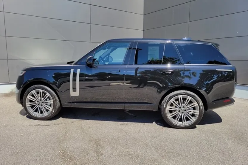 2024 Land Rover Range Rover SE photo 1