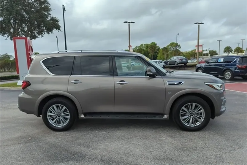 2019 Infiniti QX80 Luxe photo 1