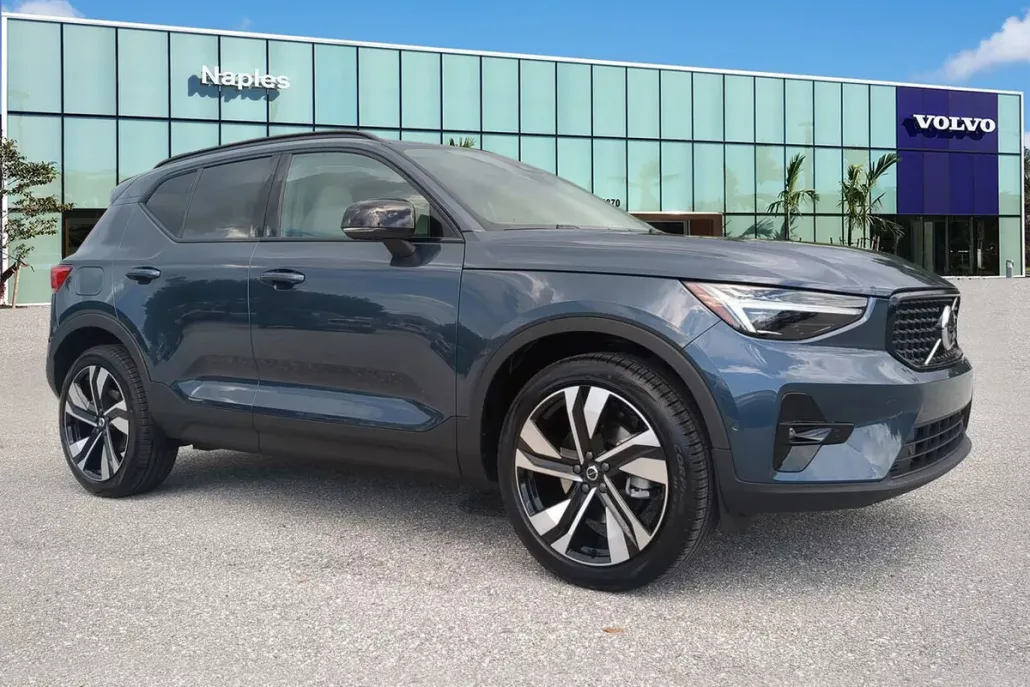 2026 Volvo XC40 photo 1