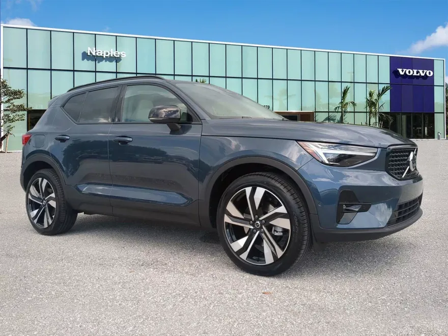 2026 Volvo XC40 photo 1