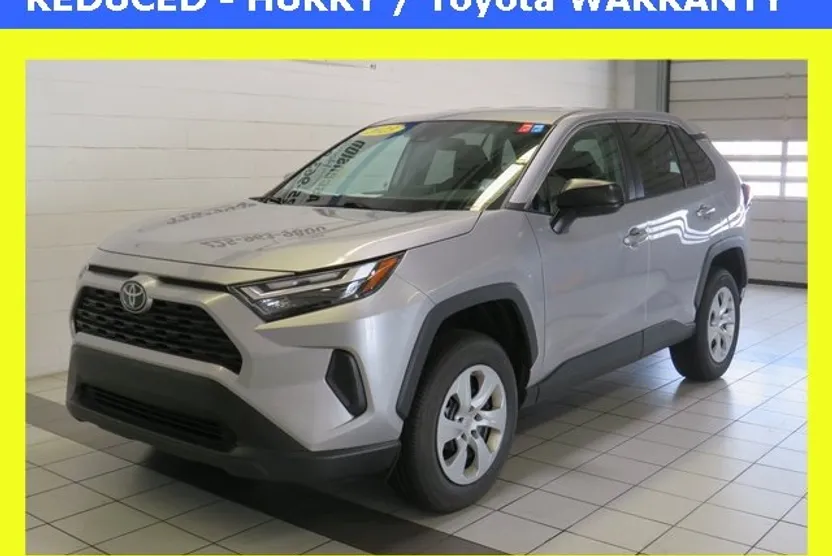 2023 Toyota RAV4 LE photo 1
