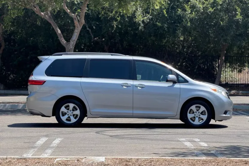 2015 Toyota Sienna LE photo 1