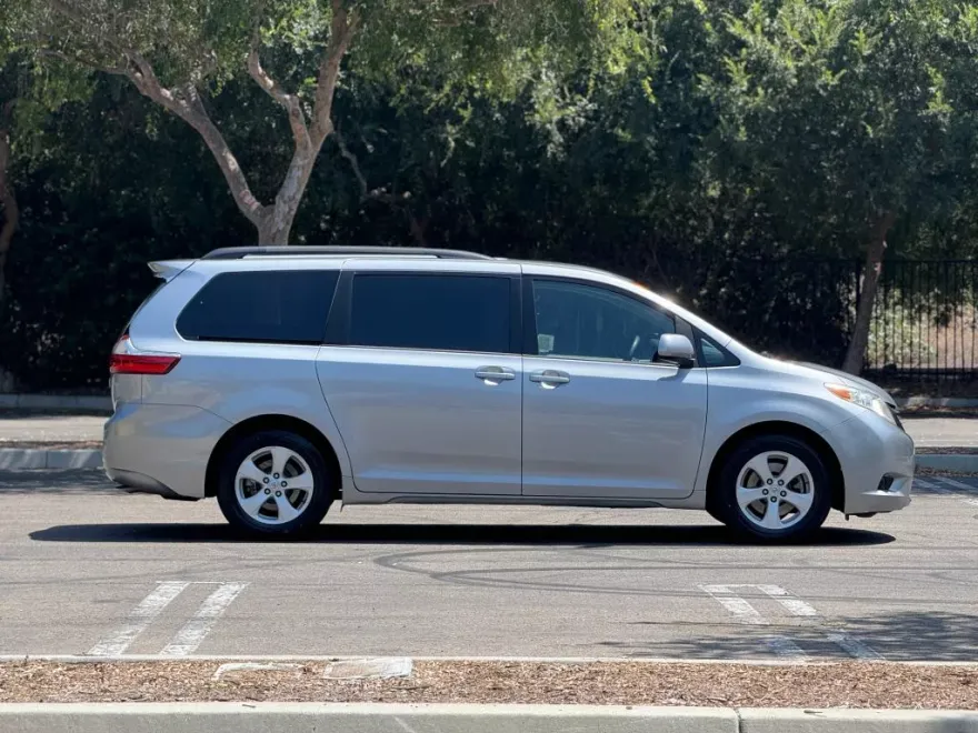 2015 Toyota Sienna LE photo 1