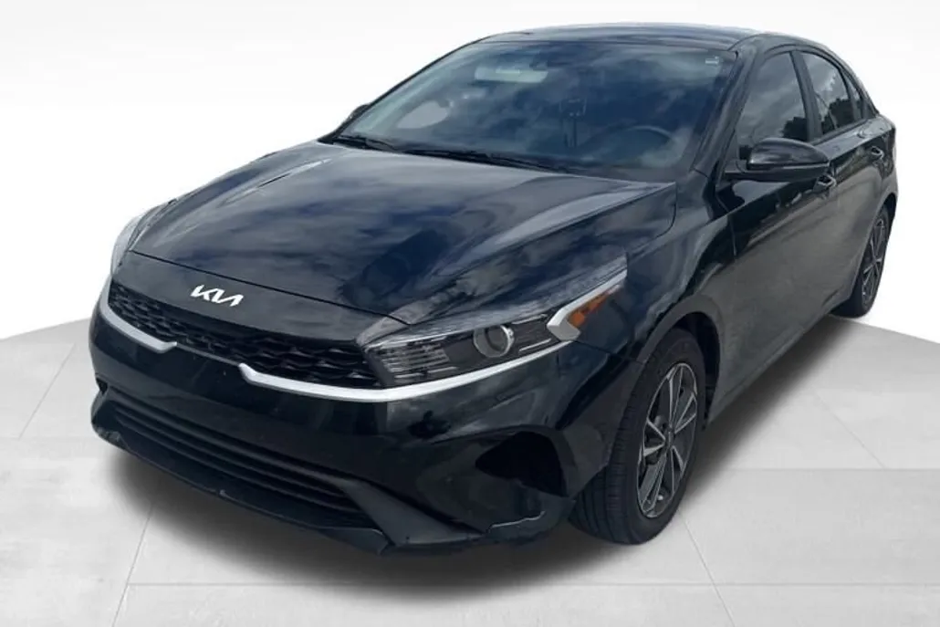 2023 Kia Forte LXS photo 1