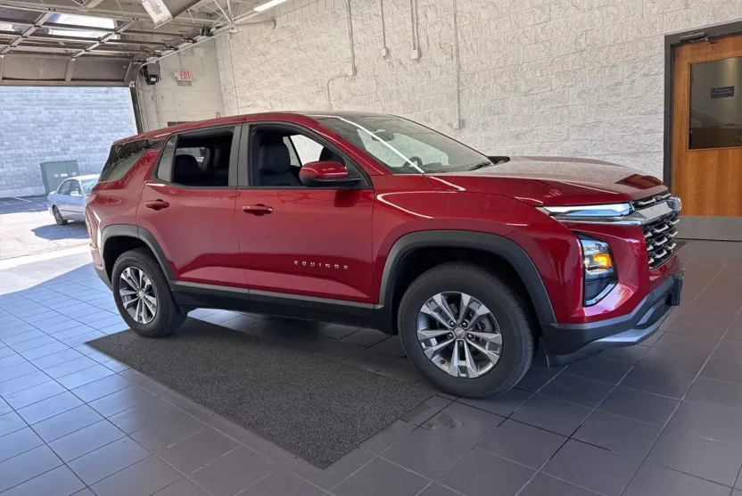 2026 Chevrolet Equinox LT photo 1