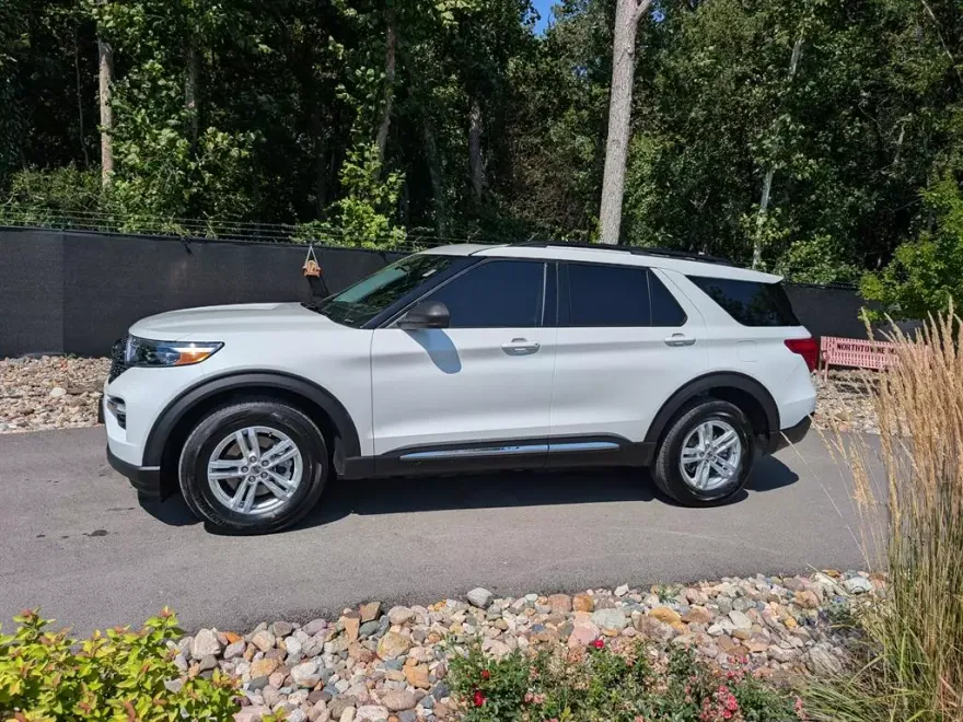 2021 Ford Explorer XLT photo 1
