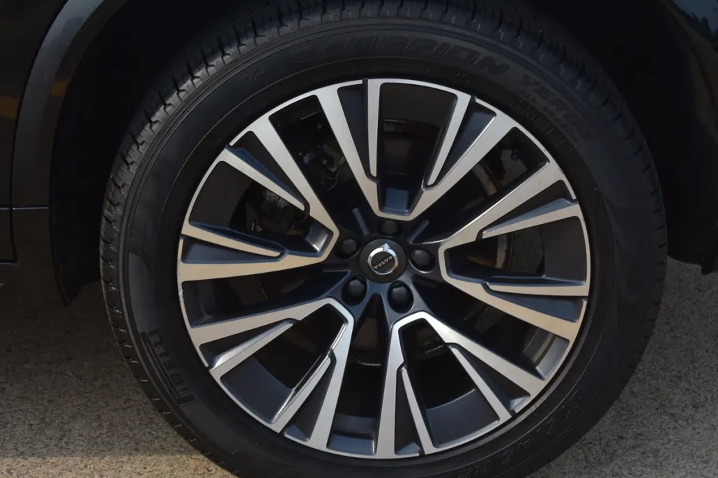 2022 Volvo XC90 T6 Momentum AWD photo 1