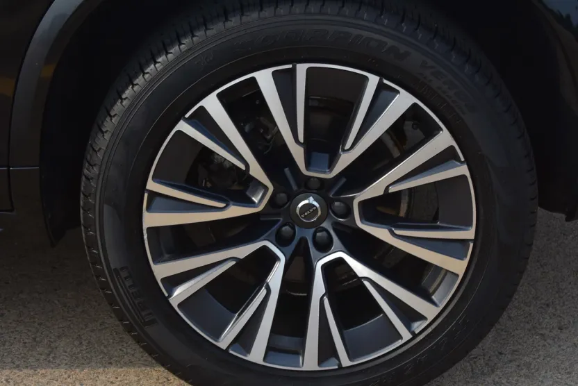 2022 Volvo XC90 T6 Momentum AWD photo 1