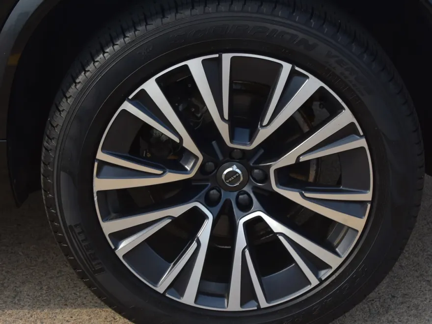 2022 Volvo XC90 T6 Momentum AWD photo 1