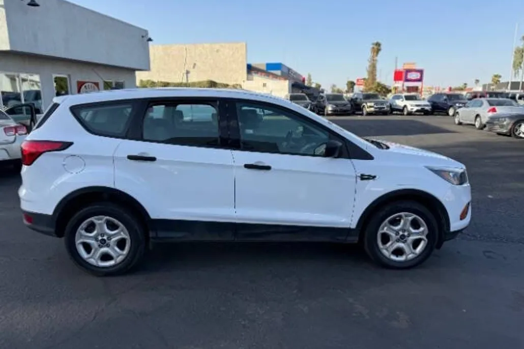 2019 Ford Escape S photo 1