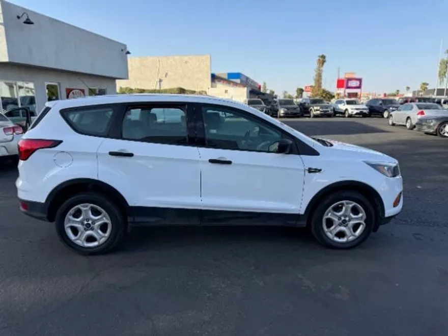 2019 Ford Escape S photo 1