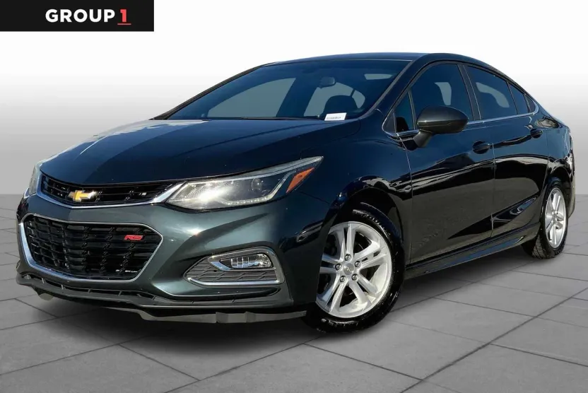 2017 Chevrolet Cruze LT photo 1