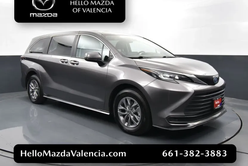 2024 Toyota Sienna LE photo 1