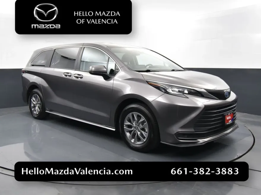 2024 Toyota Sienna LE photo 1