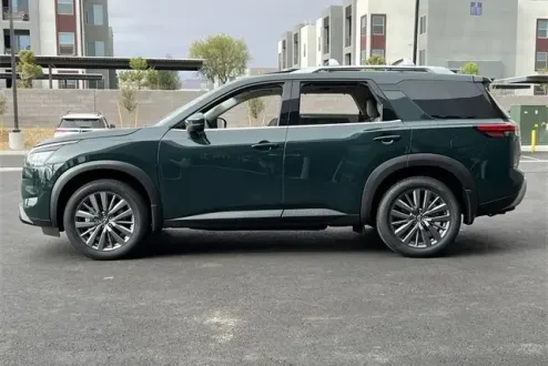2025 Nissan Pathfinder SL photo 2