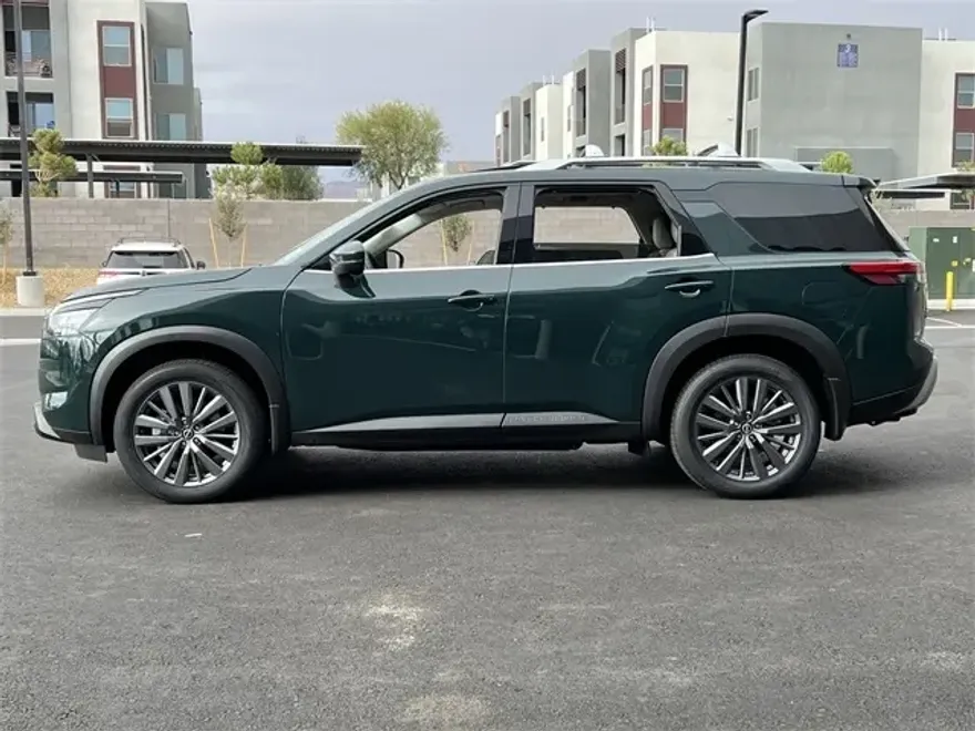2025 Nissan Pathfinder SL photo 2