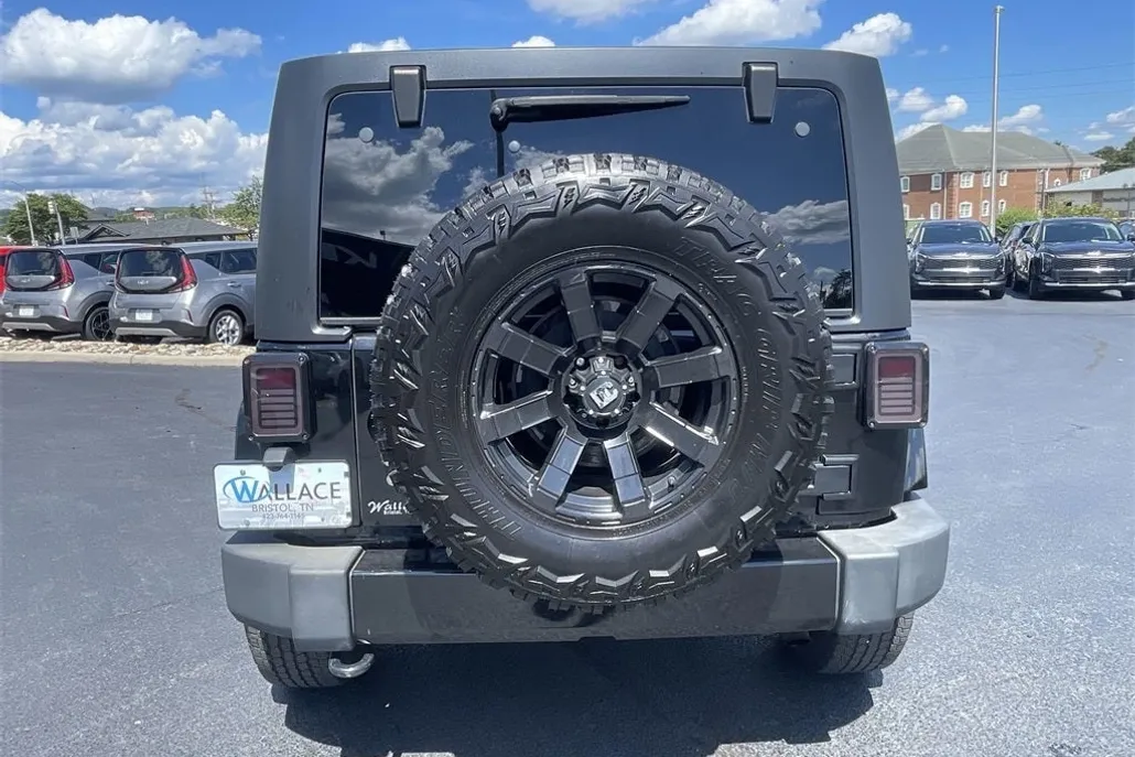 2014 Jeep Wrangler Unlimited Sahara photo 1